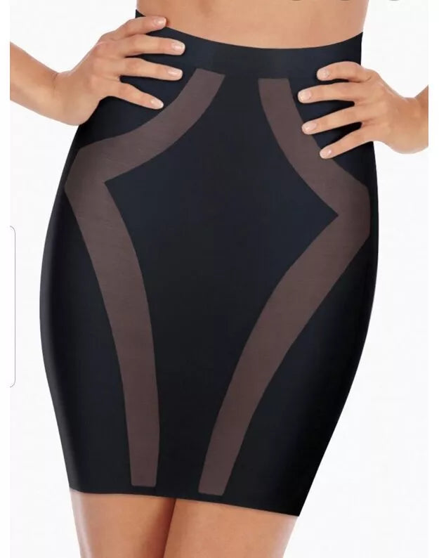 Triumph 44(XXL) dydžio juodos spalvos koreguojantis  pasijonis Amazing Sensation Skirt