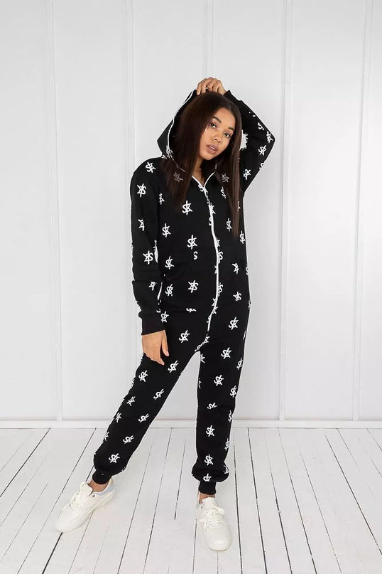 Sofa Killer juodas kombinezonas su SK logo printu