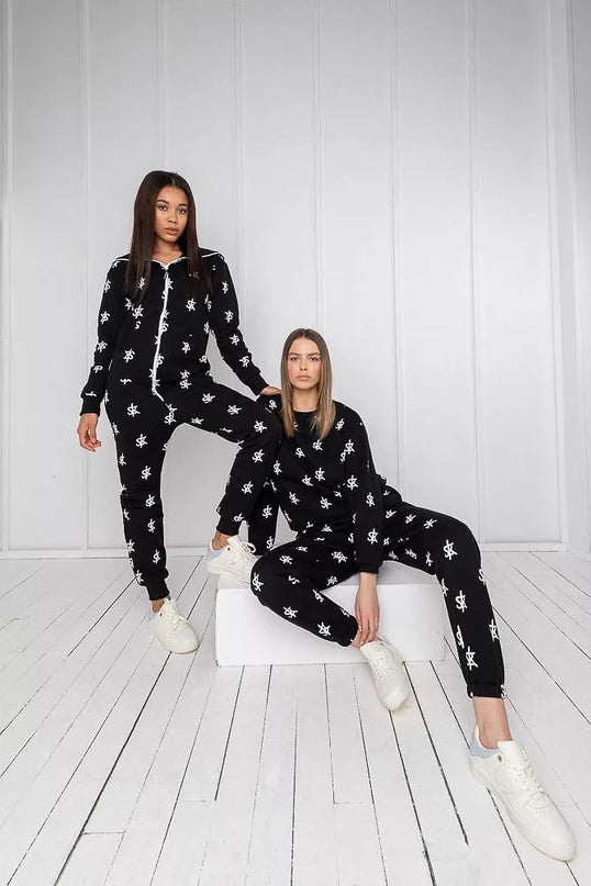 Sofa Killer juodas kombinezonas su SK logo printu