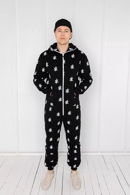 Sofa Killer juodas kombinezonas su SK logo printu