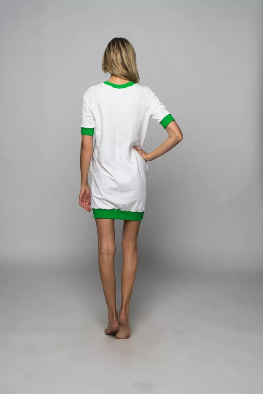 Sofa Killer balta taškuota suknelė su žaliais rankogaliais