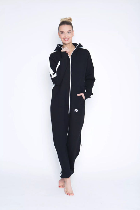 Sofa Killer juodas kombinezonas su batom vertikaliom juostom