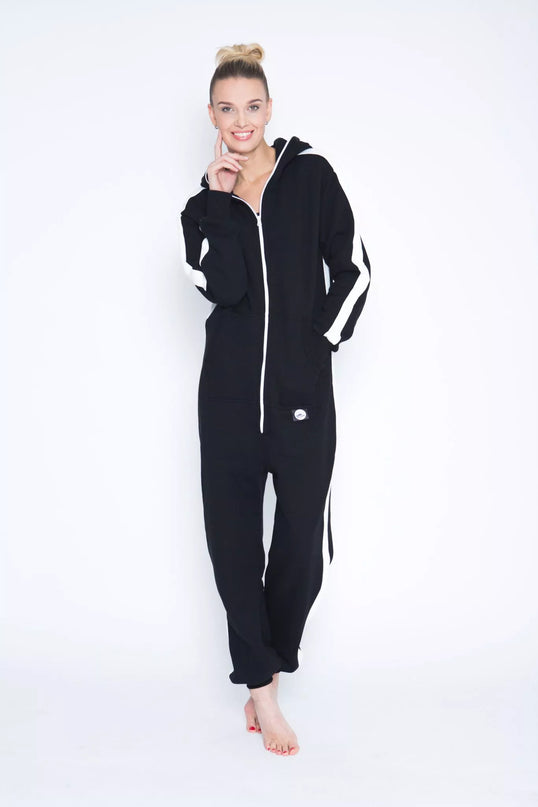 Sofa Killer juodas kombinezonas su batom vertikaliom juostom