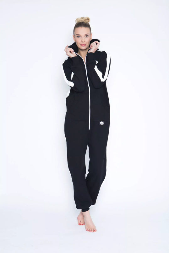 Sofa Killer juodas kombinezonas su batom vertikaliom juostom