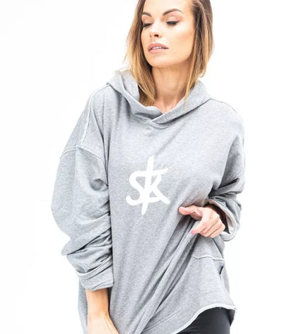 Sofa Killer šviesiai pilkas ilgas džemperis su baltu SK logotipu