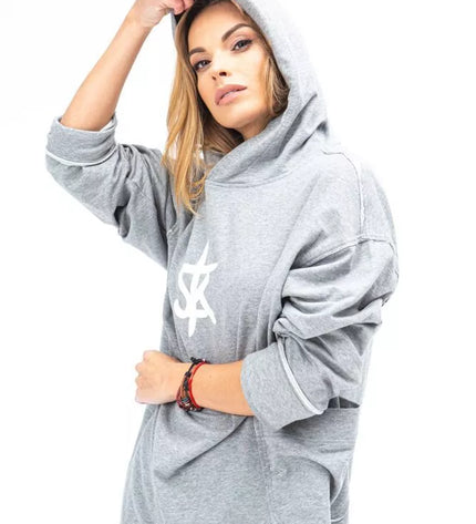 Sofa Killer šviesiai pilkas ilgas džemperis su baltu SK logotipu