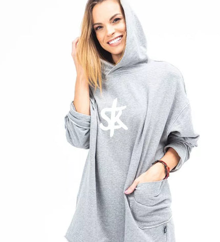 Sofa Killer šviesiai pilkas ilgas džemperis su baltu SK logotipu