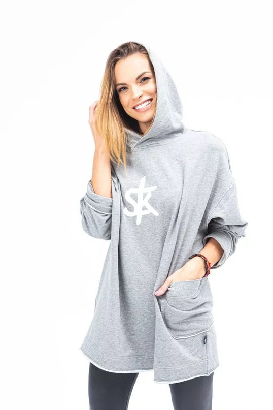 Sofa Killer šviesiai pilkas ilgas džemperis su baltu SK logotipu