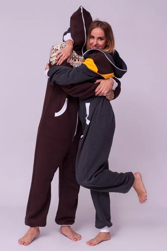 Sofa Killer pilkas kombinezonas rudais pečiais