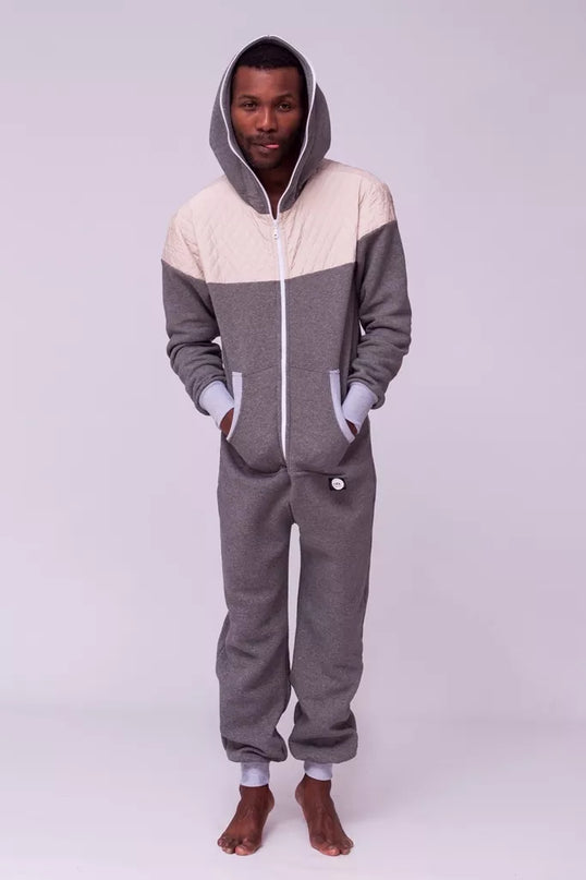 Sofa Killer pilkas kombinezonas su dygsniuotos medžiagos aplikacija