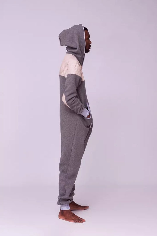 Sofa Killer pilkas kombinezonas su dygsniuotos medžiagos aplikacija