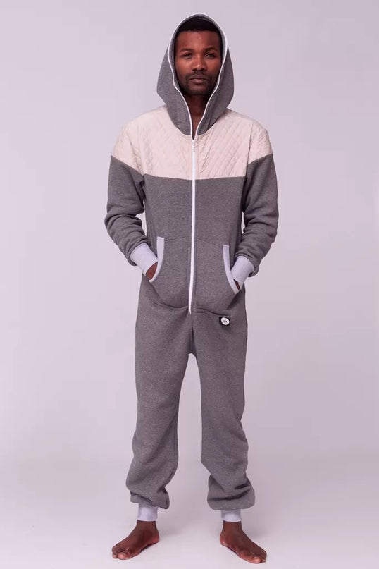 Sofa Killer pilkas kombinezonas su dygsniuotos medžiagos aplikacija