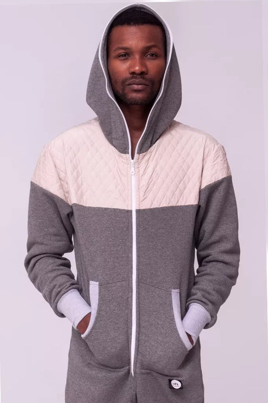 Sofa Killer pilkas kombinezonas su dygsniuotos medžiagos aplikacija