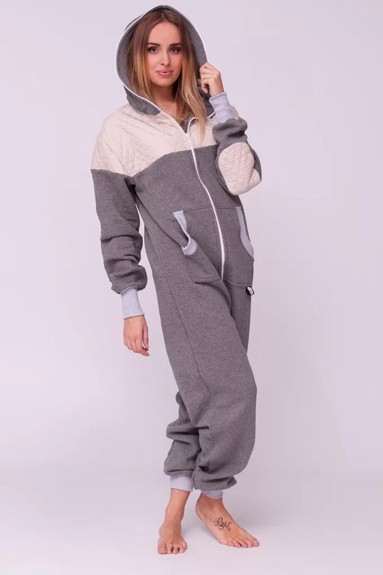 Sofa Killer pilkas kombinezonas su dygsniuotos medžiagos aplikacija