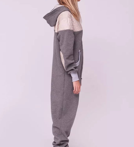 Sofa Killer pilkas kombinezonas su dygsniuotos medžiagos aplikacija