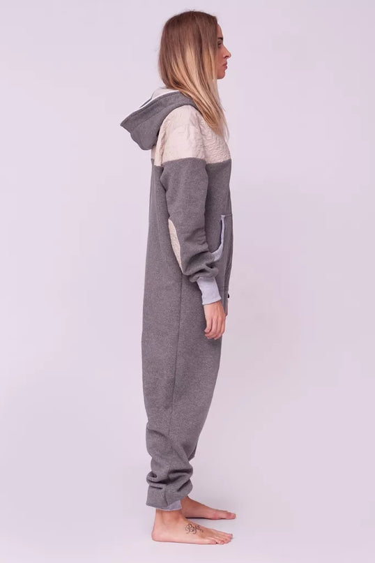 Sofa Killer pilkas kombinezonas su dygsniuotos medžiagos aplikacija