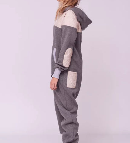 Sofa Killer pilkas kombinezonas su dygsniuotos medžiagos aplikacija