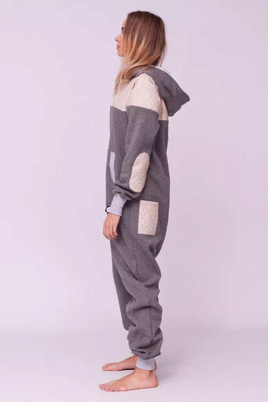 Sofa Killer pilkas kombinezonas su dygsniuotos medžiagos aplikacija