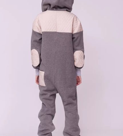 Sofa Killer pilkas kombinezonas su dygsniuotos medžiagos aplikacija