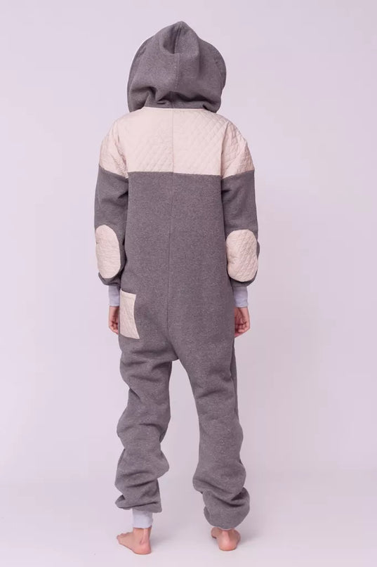 Sofa Killer pilkas kombinezonas su dygsniuotos medžiagos aplikacija