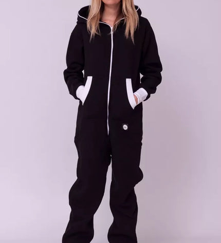 Sofa Killer juodas kombinezonas su baltais rankogaliais