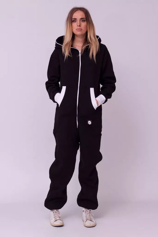 Sofa Killer juodas kombinezonas su baltais rankogaliais