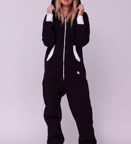 Sofa Killer juodas kombinezonas su baltais rankogaliais