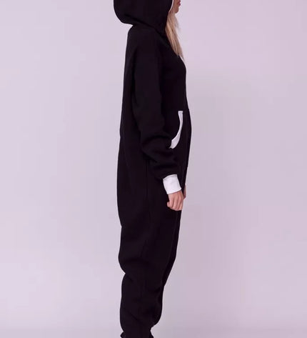 Sofa Killer juodas kombinezonas su baltais rankogaliais