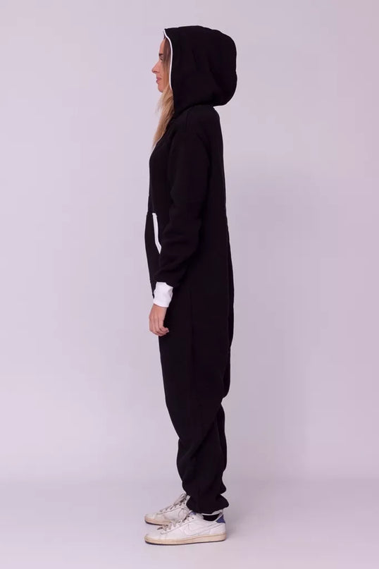 Sofa Killer juodas kombinezonas su baltais rankogaliais