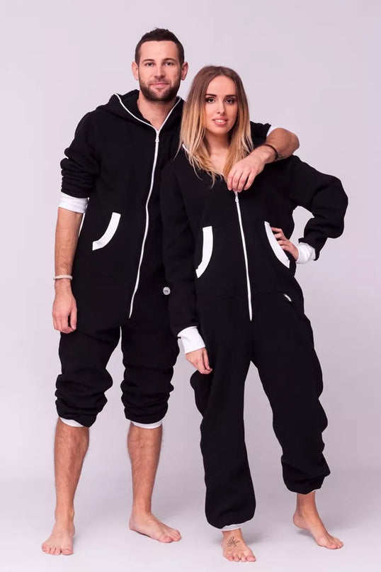 Sofa Killer juodas kombinezonas su baltais rankogaliais