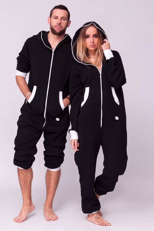 Sofa Killer juodas kombinezonas su baltais rankogaliais