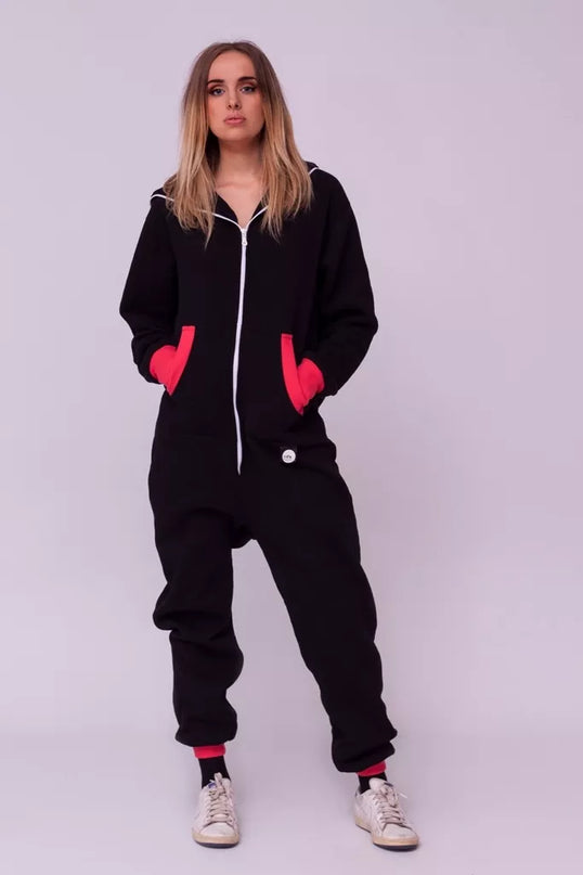 Sofa Killer juodas kombinezonas su koralo rankogaliais