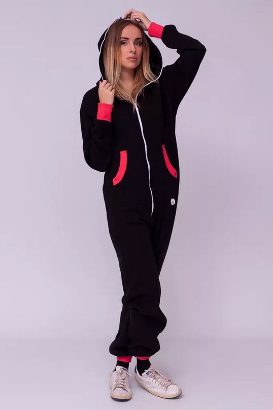 Sofa Killer juodas kombinezonas su koralo rankogaliais