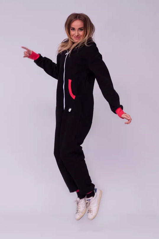 Sofa Killer juodas kombinezonas su koralo rankogaliais