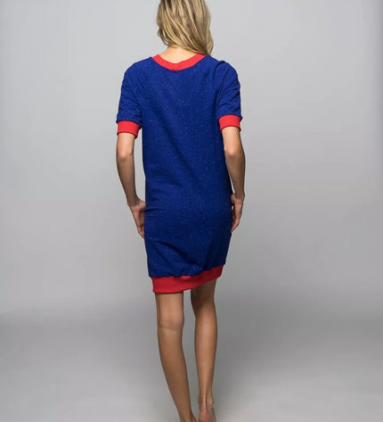 Sofa Killer mėlyna taškuota suknelė su raudonais rankogaliais