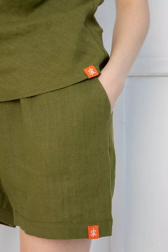 Sofa Killer samanų spalvos lininis kostiumas su šortais