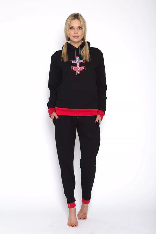 Sofa Killer juodas sportinis kostiumas su tautinėm juostom