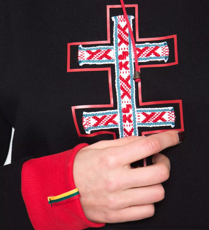 Sofa Killer juodas sportinis kostiumas su tautinėm juostom