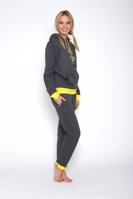 Sofa Killer grafito spalvos sportinis kostiumas su tautinėm juostom