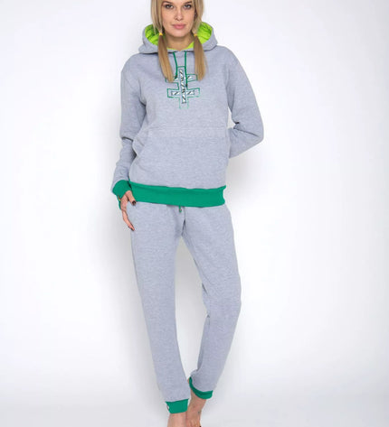 Sofa Killer šviesiai pilkas laisvalaikio kostiumas su tautinėm juostom