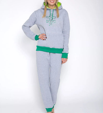 Sofa Killer šviesiai pilkas laisvalaikio kostiumas su tautinėm juostom