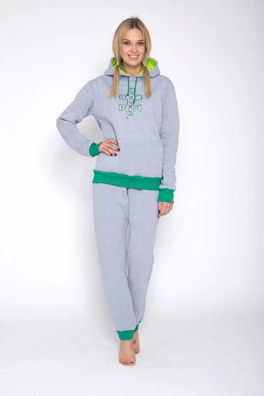 Sofa Killer šviesiai pilkas laisvalaikio kostiumas su tautinėm juostom