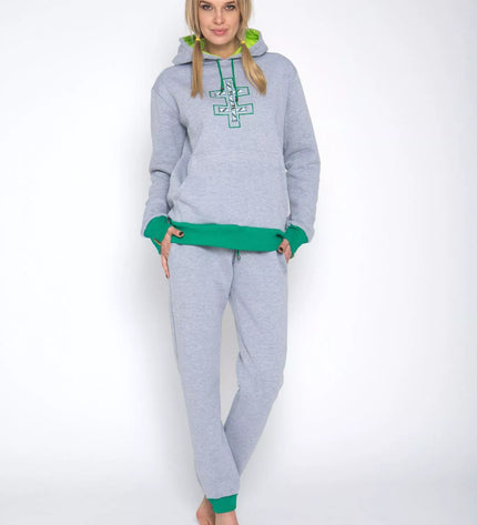 Sofa Killer šviesiai pilkas laisvalaikio kostiumas su tautinėm juostom