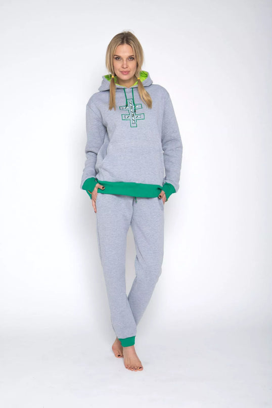 Sofa Killer šviesiai pilkas laisvalaikio kostiumas su tautinėm juostom