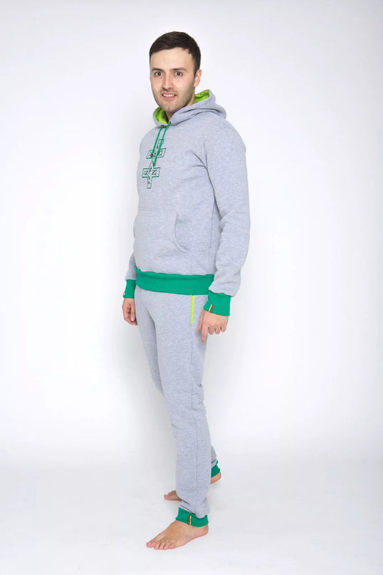 Sofa Killer šviesiai pilkas sportinis kostiumas su tautinėm juostom