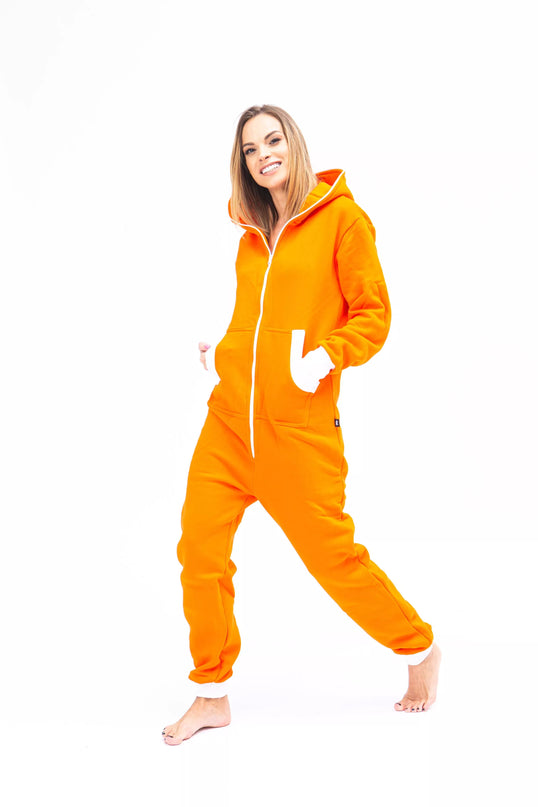 Sofa Killer oranžinis kombinezonas su baltais rankogaliais